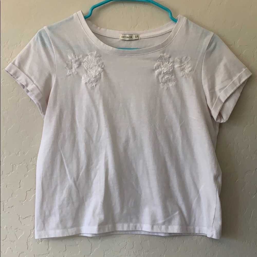 💫 5/$20 White tshirt with flower embroidery